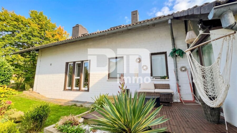 Großzügiges Mehrgenerationenhaus mit variabler Nutzung in begehrter Randlage inkl. 3er Carport - Seitenansicht / Terrasse WE3
